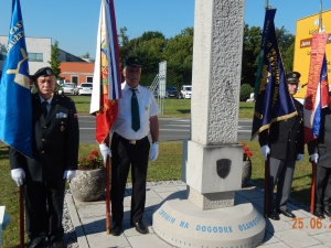 Proslava pri spomeniku 