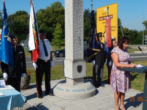 Proslava pri spomeniku 
