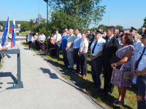Proslava pri spomeniku 