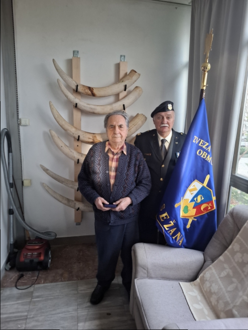 dr. Benjamin Jogan in Bruno Kocjan s praporom OZSČ