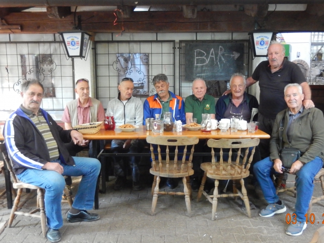 Veterani ZVVS in ZSČ Sežana pred Kočo pri Gadih v Gorjanskem